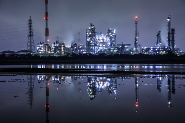 水面反射の工場夜景写真